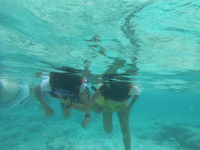 ココパームビーチ　海中の子供達